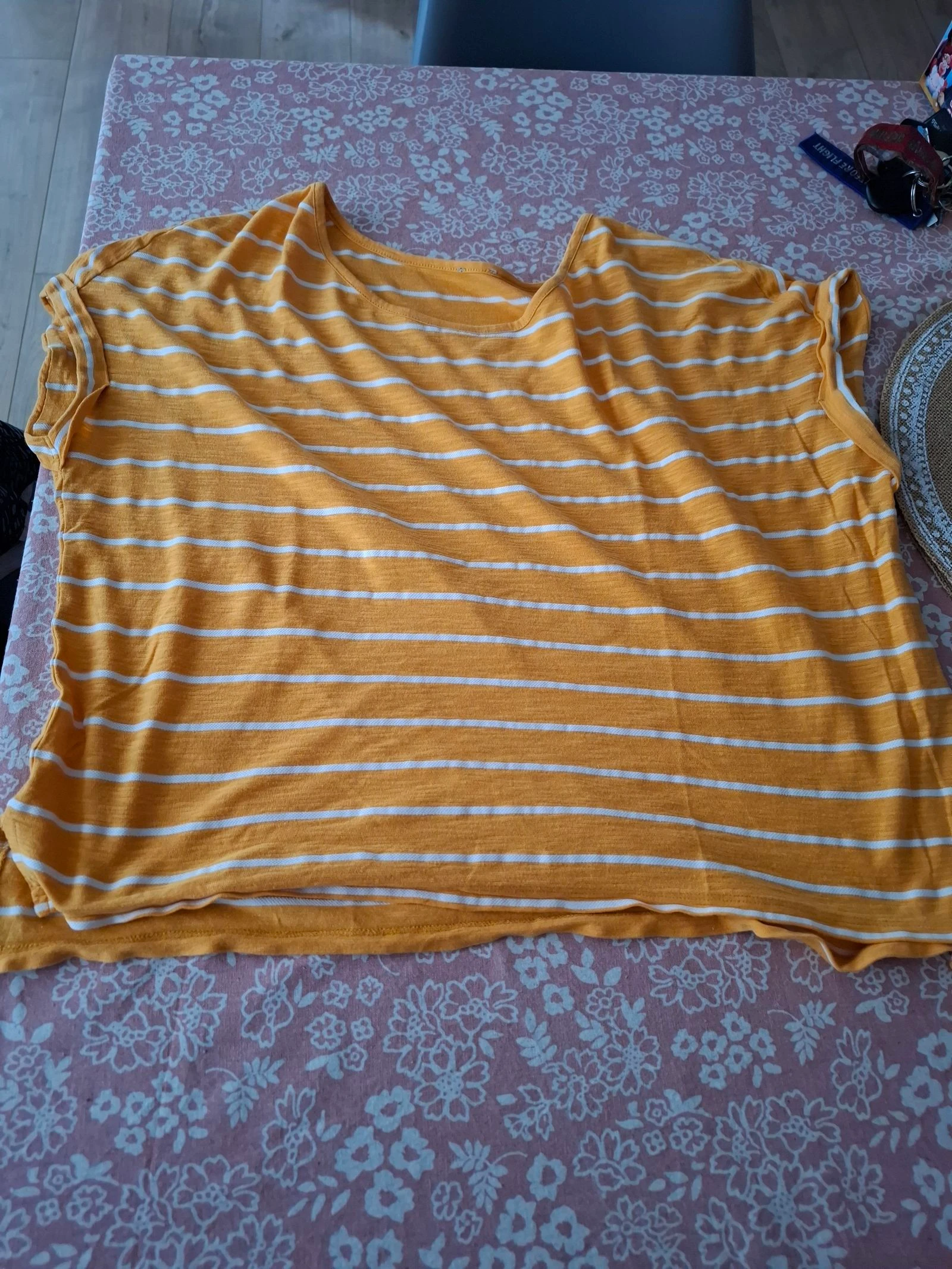 Tee shrist colis propre soigné rapide tout seras repasser 